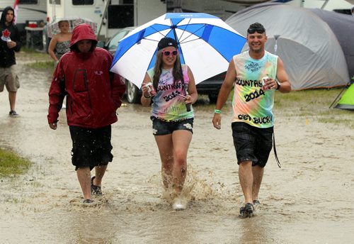 DAUPHIN'S COUNTRYFEST - Rain hits the festival Friday evening. BORIS MINKEVICH / WINNIPEG FREE PRESS  June 27, 2014