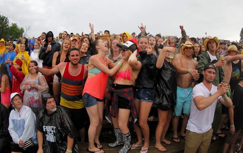 DAUPHIN'S COUNTRYFEST - Fans rock on through the rain during Lee Brice Friday evening. BORIS MINKEVICH / WINNIPEG FREE PRESS  June 27, 2014