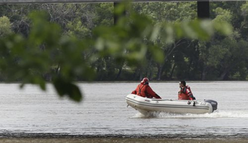 Members of the water rescue unit search the Red River near the Provencher Bridge Friday looking for a person that may have jumped off of a bridge upstream.  Maybe use for a file photo at later date. Wayne Glowacki / Winnipeg Free Press July 4  2014
