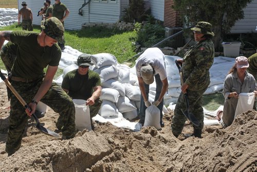 Soldiers from CFB Shilo and volunteers help fortify Kevin Van Camp's home near St. Francois Xavier Sunday afternoon. 140706 - Sunday, July 06, 2014 -  (MIKE DEAL / WINNIPEG FREE PRESS)