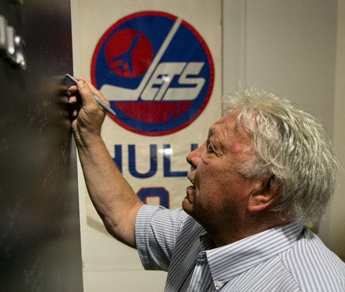 Former Winnipeg Jet Bobby Hull signs the wall at the Manitoba Sports Hall of Fame. Former teammates Bobby Hull and Ulf Nilsson visited the Hall of Fame Wednesday.  140709 - Wednesday, July 09, 2014 - (Melissa Tait / Winnipeg Free Press)