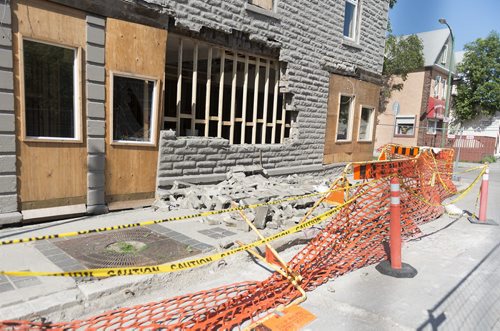 Part of the building at 543 Sargent Avenue blocking off the sidewalk on the north side. Sarah Taylor / Winnipeg Free Press July 23, 2014