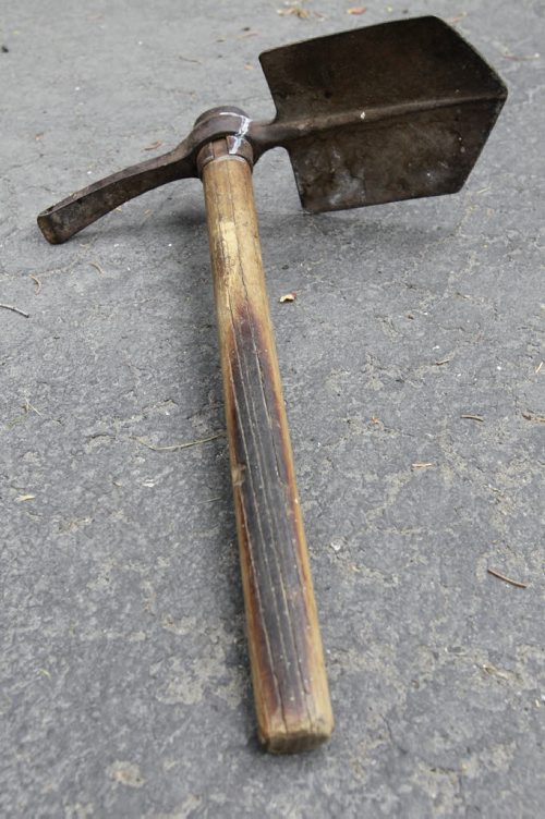 49.8    Rick Weind has a vintage shovel which infantry troops were given to dig trenches and foxholes during the First World War. Kevin Rollason story.  Wayne Glowacki / Winnipeg Free Press July 24  2014