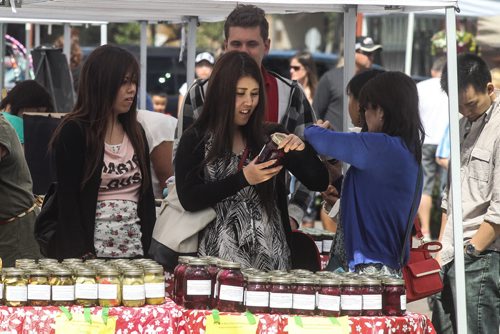 For weekend photo page. 
Customers check out and buy goods at the Farmers Market at The Forks Sunday morning. for Borders page 140727 - Wednesday, July 30, 2014 -  (MIKE DEAL / WINNIPEG FREE PRESS)