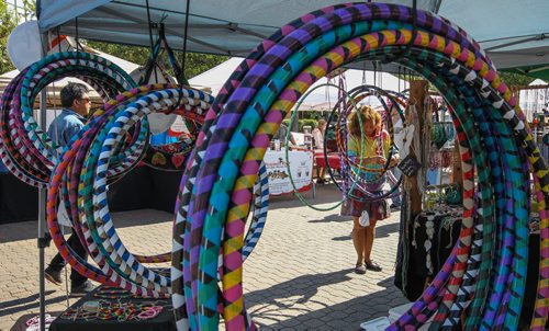 For weekend photo page. 
Karen Turnbull (right) of Kazual art&soul puts out her homemade hula hoops at the Farmers Market at The Forks Sunday morning. for Borders page 140727 - Wednesday, July 30, 2014 -  (MIKE DEAL / WINNIPEG FREE PRESS)