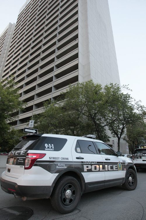 August 3, 2014 - 140803  -  Police investigate at Holiday Tower South Sunday, August 3, 2014. John Woods / Winnipeg Free Press