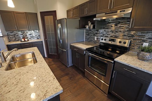 kitchen. News Homes . 187 Lake Bend Rd. story by Todd Lewys . Aug 11 2014 / KEN GIGLIOTTI / WINNIPEG FREE PRESS