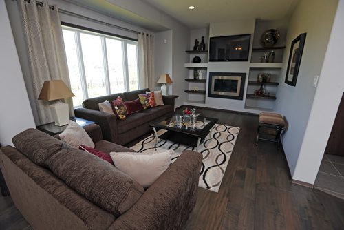 livingroom .News Homes . 187 Lake Bend Rd. story by Todd Lewys . Aug 11 2014 / KEN GIGLIOTTI / WINNIPEG FREE PRESS