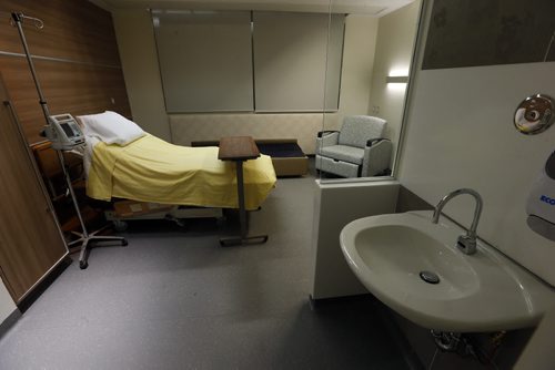 LOCAL .Mock up rooms for women and their babies for  the  new HSC's Women's Hospital  construction progress as well as large  private  rooms with pull out beds left also private in room  sink and shower/toilet  .story by Larry Kusch Aug 13 2014 / KEN GIGLIOTTI / WINNIPEG FREE PRESS