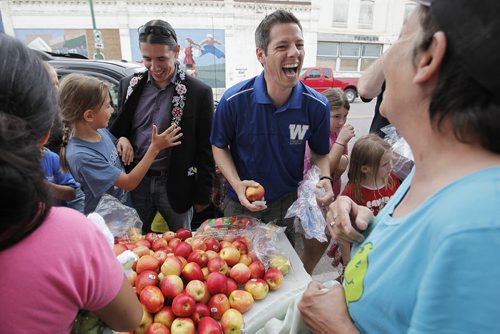 August 17, 2014 - 140817  -   Mayoral candidates Brian Bowman (R) and Robert-Falcon Ouellette with his son Xavier volunteer and serve with Althea Guiboche's Got Bannock on Dufferin at Main St on Sunday, August 17, 2014.  John Woods / Winnipeg Free Press
