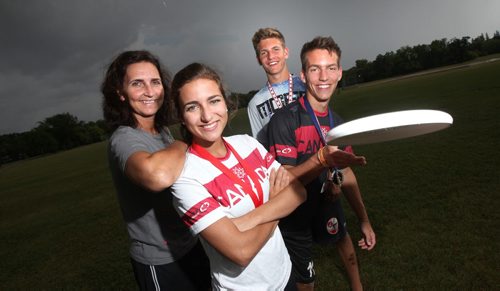 Vaughn Snider poses with her daughter Anya and sons Cleb (right, tossing frisbee) and Quinn . See Story re: Ultimate.  August 18, 2014 - (Phil Hossack / Winnipeg Free Press)