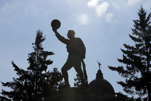 LOCAL - Memorial statue  Soldiers' Relative's Memorial statue.( also called Kinsman memorial in Merlin)  Photo will be running huge on Sunday . Legislative grounds at Broadway and Osborne For: Christian Cassidy column running Sunday, Aug. 24 Aug 20 2014 / KEN GIGLIOTTI / WINNIPEG FREE PRESS