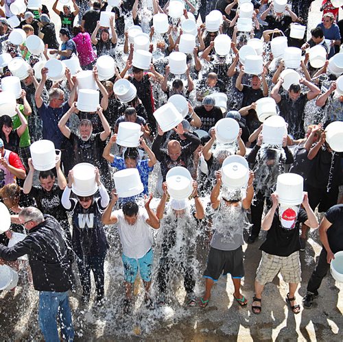 Maple Leaf Foods at the corner of Lagimodiere and Marion participates in  largest ice bucket challenge friday with 360 people are participating in dumping a bucket of cold water over their heads to raise funds for ALS.  Standup.  Sept 05.  2014 Ruth Bonneville / Winnipeg Free Press   Ruth Bonnevilles