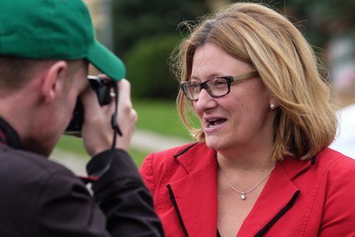 Winnnipeg Mayoral candidate Paula Havixbeck announces what changes she would enact as mayor regarding photo radar in the City of Winnipeg. 130909 - Tuesday, September 09, 2013 -  (MIKE DEAL / WINNIPEG FREE PRESS)