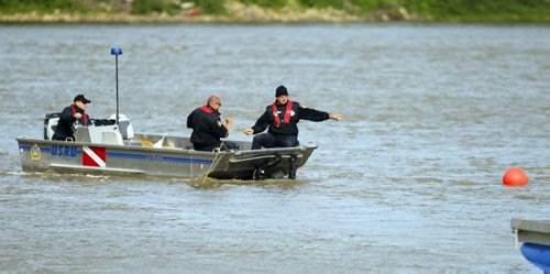 LOCAL - Winnipeg Police Services Underwater Search and Recovery Unit work on pulling up something from the Red River just downstream from the Alexander Street Docks. BORIS MINKEVICH / WINNIPEG FREE PRESS  Sept. 9, 2014