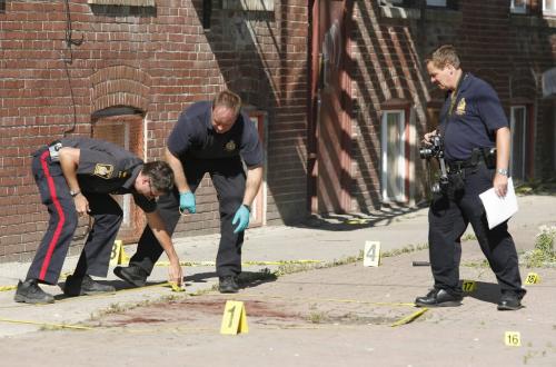 John Woods / Winnipeg Free Press / July 28/07- 070728  - Police identification unit collect evidence outside the apartment block at 270 St John's the scene of Winnipeg's latest murder Saturday July 28/07.