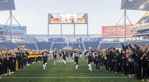 140912 Winnipeg - DAVID LIPNOWSKI / WINNIPEG FREE PRESS  The Manitoba Bisons battled the Regina Rams Friday night at Investors Group Field.