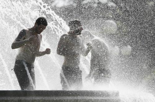 John Woods / Winnipeg Free Press / July 29/07- 070729  - Ryan Roemer (L) and his friends cool off in the fountain at the Legislature today.  Winnipeggers were cooling off in whatever way they could after temps reached 35+ celcius Sunday July 29/07.