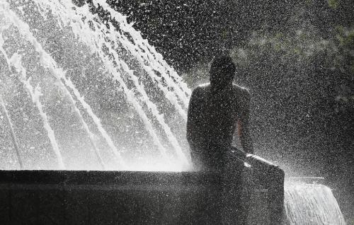 John Woods / Winnipeg Free Press / July 29/07- 070729  -  Ryan Roemer cools off in the fountain at the Legislature today.  Winnipeggers were cooling off in whatever way they could after temps reached 35+ celcius Sunday July 29/07.