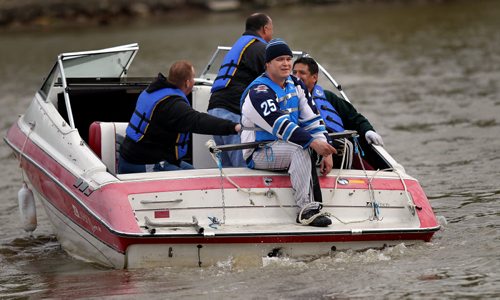 Volunteers head out in boats from the Alexander Dock on the Red River Wednesday as a search for Missing and Murdered aborigional women got underway in Winnipeg. See Ashley Prest story. (Phil Hossack / Winnipeg Free Press)