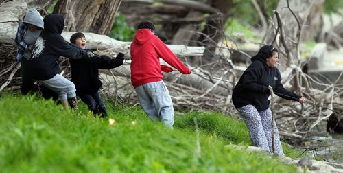 Volunteers struggle to free a snagged grappling line from the Red River  Wednesday as a search for Missing and Murdered aborigional women got underway in Winnipeg. See Ashley Prest story. (Phil Hossack / Winnipeg Free Press)