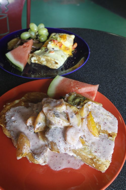 Sunday/XTRA/ This City. Two breakfasts served at  X-Cue's Billiards & Café  are French Toast with peaches in fruit purée (foreground) and Veggie Omelette. This City story by Dave Sanderson. Wayne Glowacki/Winnipeg Free Press Sept.18 2014
