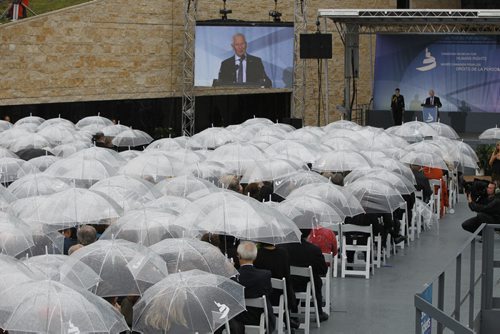 Gov.Gen. David Johnston addresses the crowd during a light rain shower during the Canadian Museum for Human Rights official opening ceremonies Friday. Mary Agnes Welch story.¤Wayne Glowacki/Winnipeg Free Press Sept.19 2014
