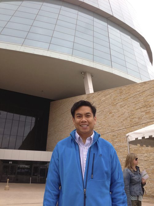 Carol Sanders / Winnipeg Free Press 
Angel Hualde of Venezuela¤¤got off the train to Vancouver to see what the weirdly new beautiful building is and take pics of the Canadian Museum of Human Rights Saturday, Sept. 20, 2014 for story.