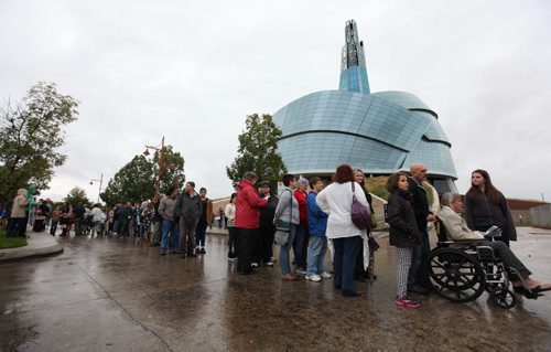 Lineups of people gather in front of the CMHR for a free tour Saturday.   Sept 20,  2014 Ruth Bonneville / Winnipeg Free Press