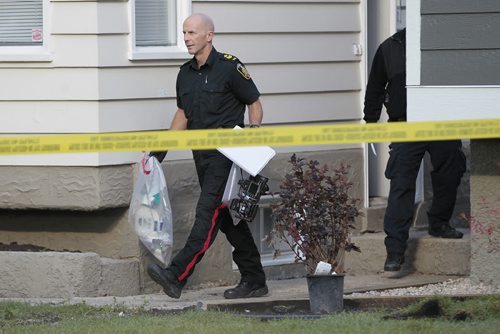 September 21, 2014 - 140921  -  Police collect evidence at 98 Hill St in St Boniface, the scene of Winnipeg's latest murder, Sunday, September 21, 2014. John Woods / Winnipeg Free Press