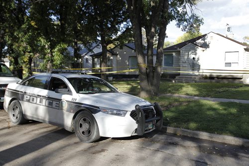 September 21, 2014 - 140921  -  Police collect evidence at 98 Hill St in St Boniface, the scene of Winnipeg's latest murder, Sunday, September 21, 2014. John Woods / Winnipeg Free Press