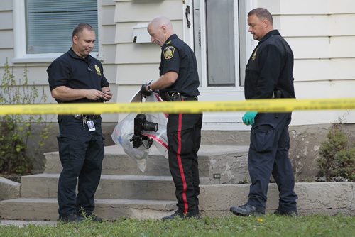 September 21, 2014 - 140921  -  Police collect evidence at 98 Hill St in St Boniface, the scene of Winnipeg's latest murder, Sunday, September 21, 2014. John Woods / Winnipeg Free Press