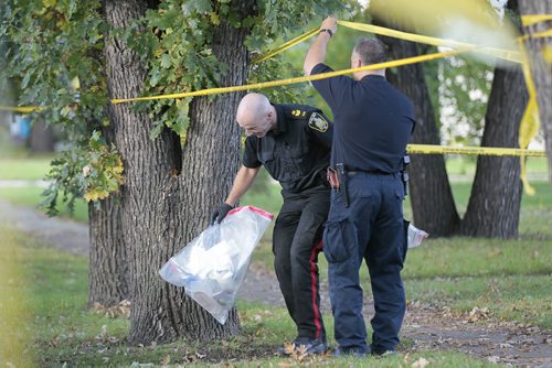 September 21, 2014 - 140921  -  Police collect evidence at 98 Hill St in St Boniface, the scene of Winnipeg's latest murder, Sunday, September 21, 2014. John Woods / Winnipeg Free Press