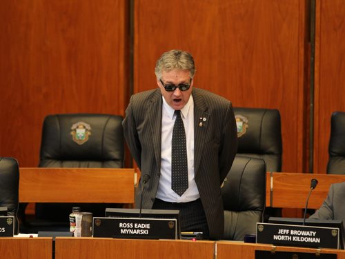 Councillor Ross Eadie brings up an issue to city councillors during session at City Hall  Wednesday.    Sept 24,  2014 Ruth Bonneville / Winnipeg Free Press