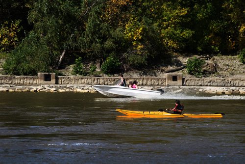 Boats of all sizes take to the river to enjoy the heat wave in Winnipeg as leaves begin to turn golden along the banks of the Red River near the Forks Thursdsay.   Standup photo.  Sept 25,  2014 Ruth Bonneville / Winnipeg Free Press