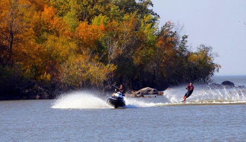 Casey Case dives a Seadoo pulling Brad Pfledger behind on a waterski. A little bit of summer delivered to Manitobans in late September.  BORIS MINKEVICH / WINNIPEG FREE PRESS  Sept. 25, 2014