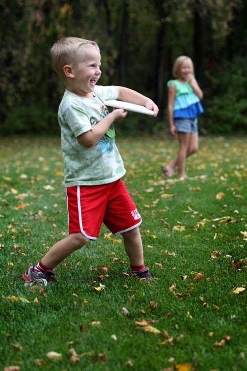 Four-year-old Logan Baron plays frisbee with his sister Kendall (6yrs) and dad (not in shots) at Assiniboine Park Saturday.  Standup photo  Sept 27,  2014 Ruth Bonneville / Winnipeg Free Press