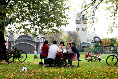 People took advantage of the warm weather to picnic and play in the Assiniboine Park Saturday.  Standup photo  Sept 27,  2014 Ruth Bonneville / Winnipeg Free Press