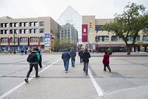 141006 Winnipeg - DAVID LIPNOWSKI / WINNIPEG FREE PRESS  People walk downtown Monday October 6, 2014.  For story about Probe Poll showing people don't feel safe in downtown Winnipeg.