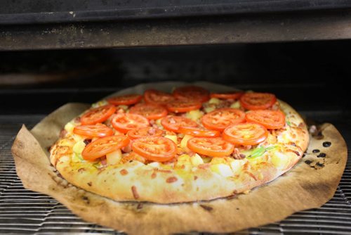 Diana Cline s fresh award winning pizza coming out of the oven at Diana's Cucina & Lounge, 730 St. Anne's Roadsee Dave Sanderson story- Oct 07, 2014   (JOE BRYKSA / WINNIPEG FREE PRESS)