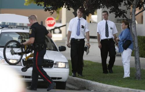 John Woods / Winnipeg Free Press / August 3/07- 070803  - A women speaks with police and two passers-by after her car was hijacked outside 1661 Portage Ave. Friday August 3/07.