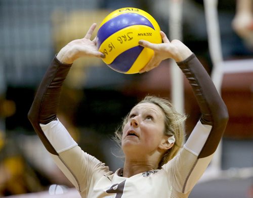 University of Manitoba Bisons' Brittany Habing sets the ball during their game against the Calgary Dinos at Investors Group Athletic Centre, Thursday, October 9, 2014. (TREVOR HAGAN/WINNIPEG FREE PRESS)