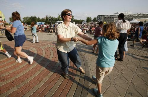 John Woods / Winnipeg Free Press / August 4/07- 070804   Ann Edwardson dances at the Forks with eight year old Jane Petroff.  Hundreds of Winnipeggers took in the Folklorama opening ceremonies at the Forks Saturday August 03/07.