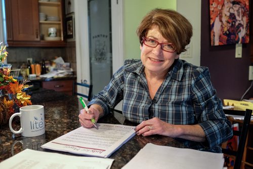 Mayoral candidate Judy Wasylycia-Leis signs thank-you letters at home on the Thanksgiving holiday. 131013 - Monday, October 13, 2013 -  (MIKE DEAL / WINNIPEG FREE PRESS)