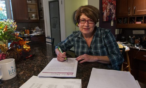 Mayoral candidate Judy Wasylycia-Leis signs thank-you letters at home on the Thanksgiving holiday. 141013 - Monday, October 13, 2014 -  (MIKE DEAL / WINNIPEG FREE PRESS)