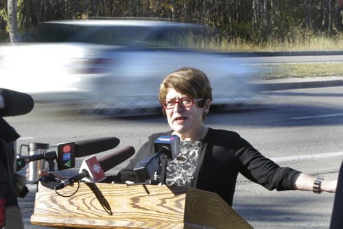 On Roblin Blvd. Tuesday morning, Mayoral candidate Judy Wasylycia-Leis announces she would make rebuilding key routes an infrastructure priority.  Aldo Santin  story Wayne Glowacki/Winnipeg Free Press Oct. 14 2014