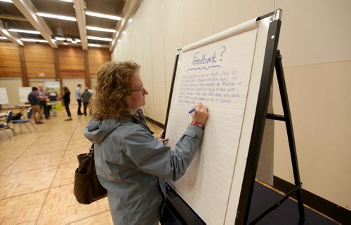 U of M Russell Room on second floor of University Centre holds open house on campus plan, updating people on future use of the former Southwoods golf course lands with special attention to the view of the campus from Pembina Hwy. Area resident Colleen Speight writes a comment about traffic on University Cresent at the open house Wednesday.    See Nick Martin Story.  Oct 11,  2014 Ruth Bonneville / Winnipeg Free Press