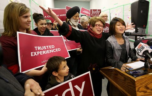 Judy Wasylycia-Leis singing with Nichole Uminga, while at her campaign headquarters, Saturday, October 28, 2014. (TREVOR HAGAN/WINNIPEG FREE PRESS)