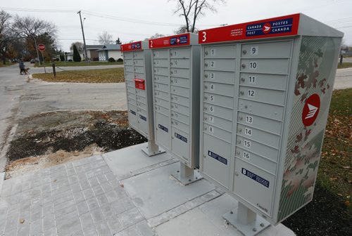 Stdup .BIG BOX MAIL BEGINS . Mail door to door delivery  ends in some parts of Wpg including West Kildonan , Garden City and the Maples today .New  community mail box at Salter near the Vince Leah Community Centre Oct. 20 2014 / KEN GIGLIOTTI / WINNIPEG FREE PRESS