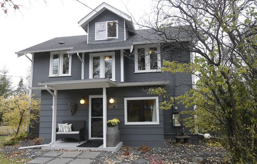 HOMES . exterior front  see also rear . 3681 Vialoux Drive .Tod Lewys story Oct. 20 2014 / KEN GIGLIOTTI / WINNIPEG FREE PRESS